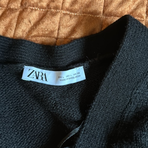 Black zippered cardigan. Zara size large. Never worn. Condition-100% - Picture 2 of 4